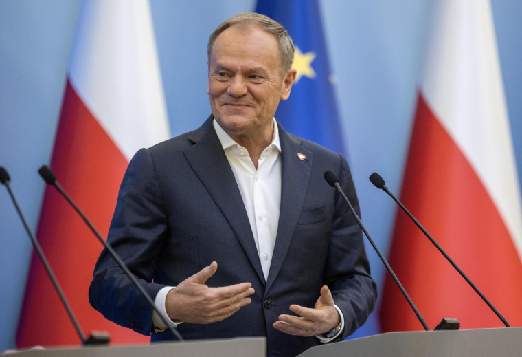 Donald Tusk, Premier ministre polonais, lors d'une conférence de presse conjointe avec le vice-président et président de Microsoft à Varsovie (Pologne), le 17 février 2025.  ( AFP / WOJTEK RADWANSKI )