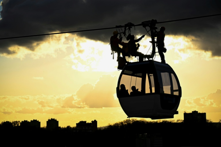 Des pompiers s'entraînent à évacuer des passagers du C1, le premier téléphérique d’Île-de-France, le 20 novembre 2025 à Limeil-Brévannes, dans le Val-de-Marne, avant son ouverture en décembre  ( AFP / JULIEN DE ROSA )