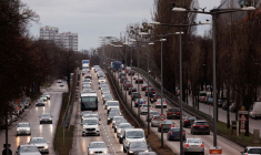 Des voitures circulent sur le Mittlerer Ring à Munich