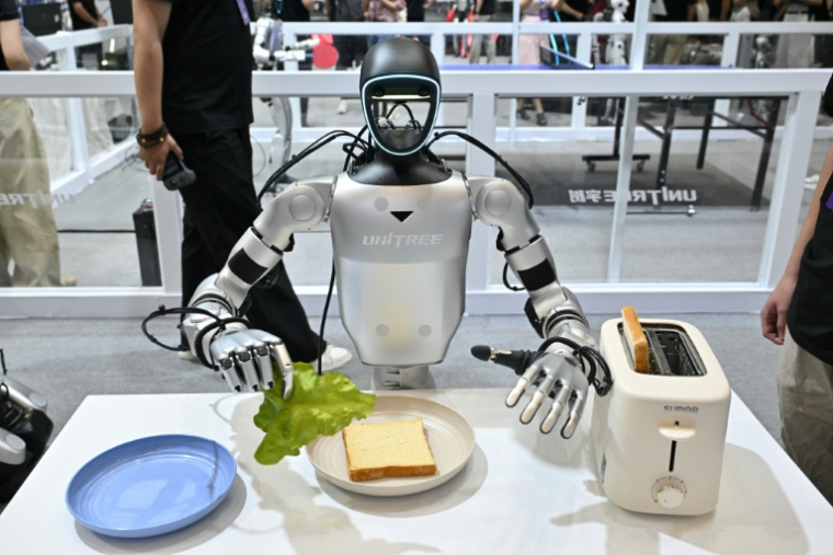 Un robot humanoïde de l'entreprise Unitree prépare un sandwich au salon mondial des robots à Pékin, le 18 août 2026 ( AFP / ADEK BERRY )