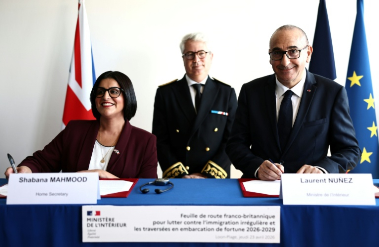 La ministre de l'Intérieur britannique Shabana Mahmood (get son homologue français Laurent Nunez (d) à Loon-Plage, lors de la signature d'un accord contre l'immigration irrégulière et les traversées, le 23 avril 2026 dans le nord de la France ( AFP / Sameer AL-DOUMY )