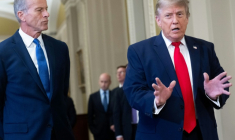 Donald Trump aux côtés du républicain John Thune au Congrès à Washington, le 24 juin 2026 ( AFP / SAUL LOEB )