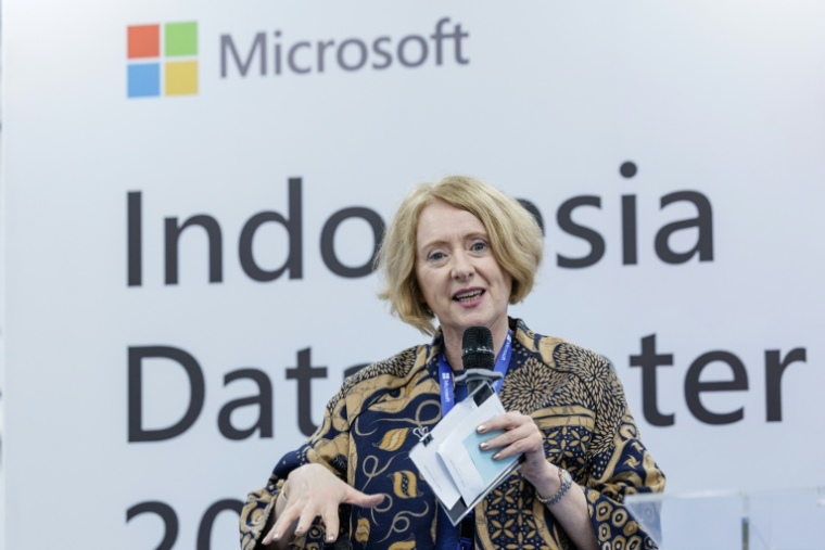 Noelle Walsh, directrice des opérations cloud et de l'innovation chez Microsoft, au centre de données de Karawang, dans l'ouest de Java, le 4 février 2026 en Indonésie ( AFP / YASUYOSHI CHIBA )