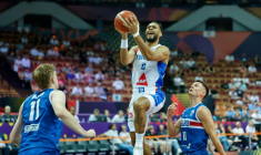 Le meneur des Bleus Elie Okobo s'envole pour un layup facile contre l'Islande à l'Euro, le 4 septembre 2025 à Katowice, en Pologne ( AFP / Wojtek RADWANSKI )