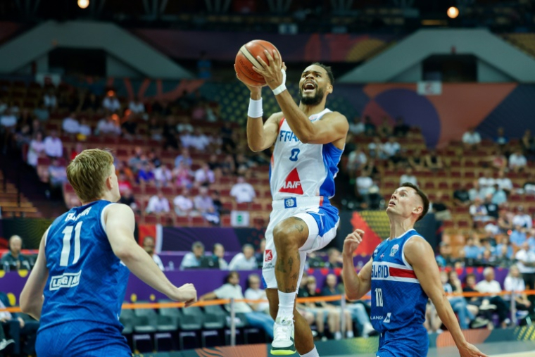 Le meneur des Bleus Elie Okobo s'envole pour un layup facile contre l'Islande à l'Euro, le 4 septembre 2025 à Katowice, en Pologne ( AFP / Wojtek RADWANSKI )