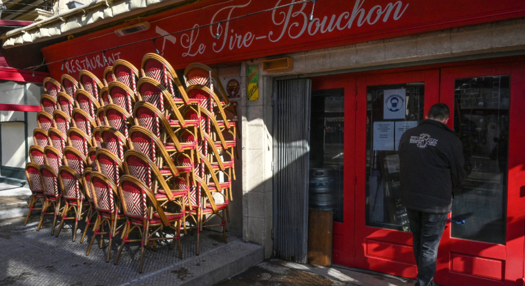 Les cafés et restaurants s'activent à la préparation de leurs terrasses, qui devraient rouvrir le 19 mai. (© P. Guyot / AFP)