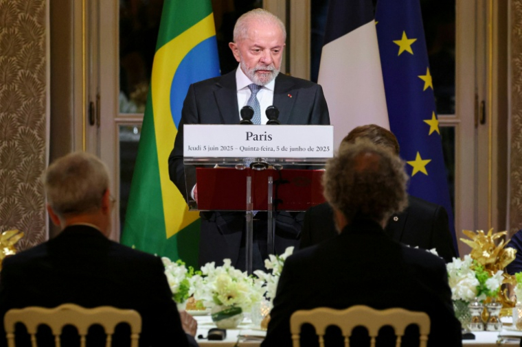 O presidente Luiz Inácio Lula da Silva discursa no Palácio do Eliseu, sede da presidência francesa, em 5 de junho de 2025 ( POOL / Ludovic MARIN )