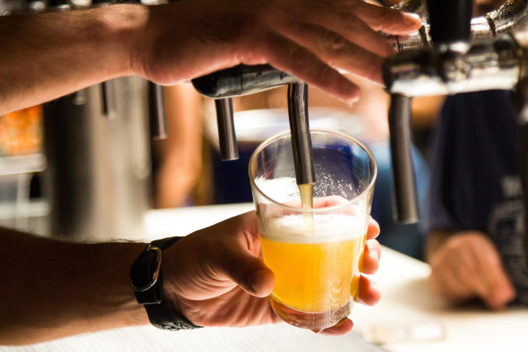 Seules des bières sans alcool sont vendues à la buvette des JO car la loi interdit la vente d'alcool dans les stades lors d'événements sportifs (sauf dans les zones VIP). (spooky_kid / Pixabay)