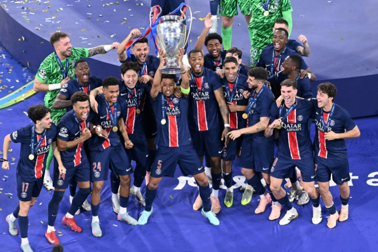 Les joueurs du PSG soulèvent la Ligue des champions après leur victoire face à l'Inter Milan en finale, à Munich, le 31 mai 2025 ( AFP / Kirill KUDRYAVTSEV )