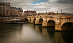 Les biens immobiliers haut de gamme ne connaissent pas la crise à Paris (illustration). (Pixabay / edmondlafoto)