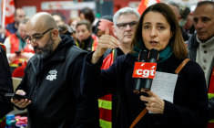 Sophie Binet (d), secrétaire générale de la CGT, lors d'une manifestation éclair dans un centre commercial à Bagnolet, près de Paris, le 1er avril 2026 ( AFP / GEOFFROY VAN DER HASSELT )