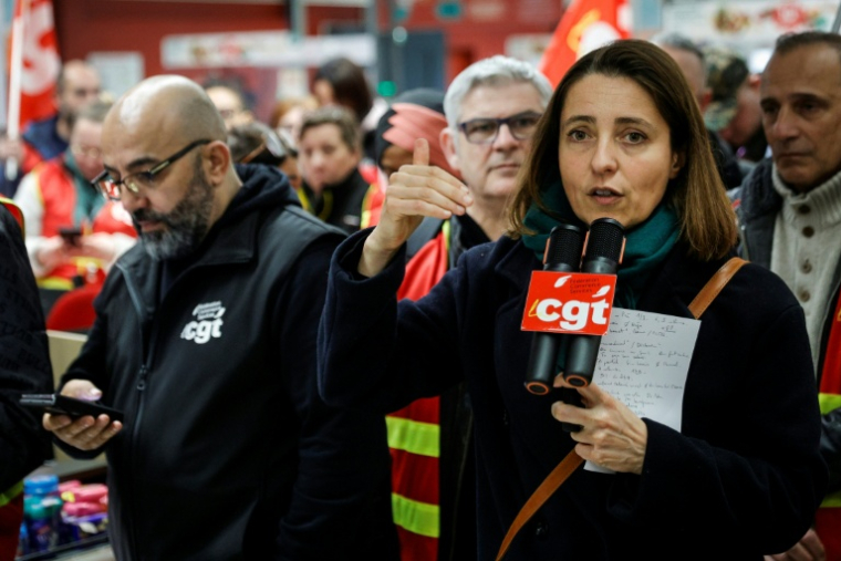 La secrétaire générale de la CGT, Sophie Binet (d), lors d'un blocage à l'appel de la CGT de magasins à Bagnolet, près de Paris, le 1er avril 2026 ( AFP / GEOFFROY VAN DER HASSELT )