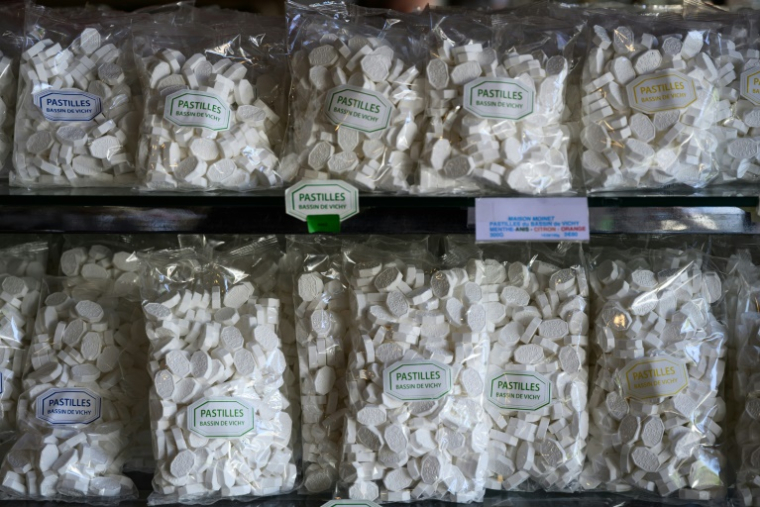 Des sacs de pastillesà la menthe Vichy produits par la confiserie Maison Moinet dans une boutique à Vichy, le 13 mai 2025 dans l'Allier ( AFP / JEAN-PHILIPPE KSIAZEK )