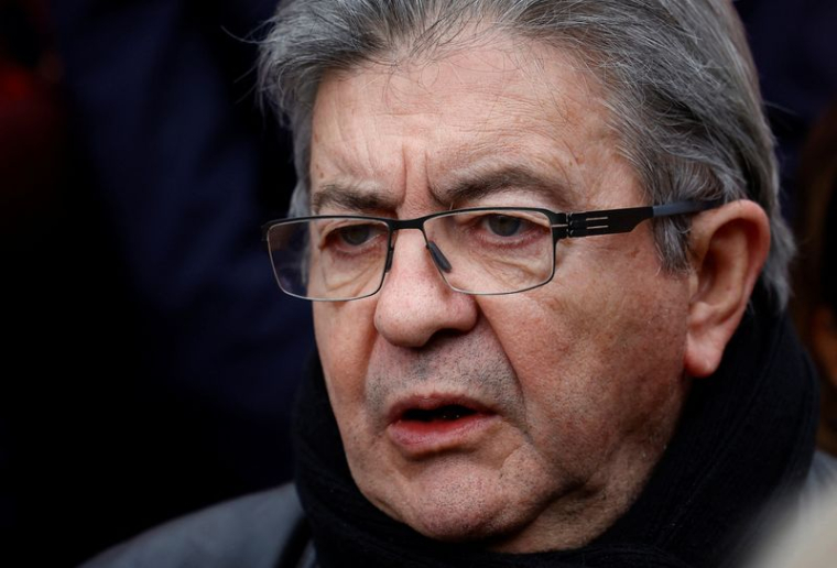Jean-Luc Mélenchon participant à une manifestation à Paris contre la réforme des retraites en France