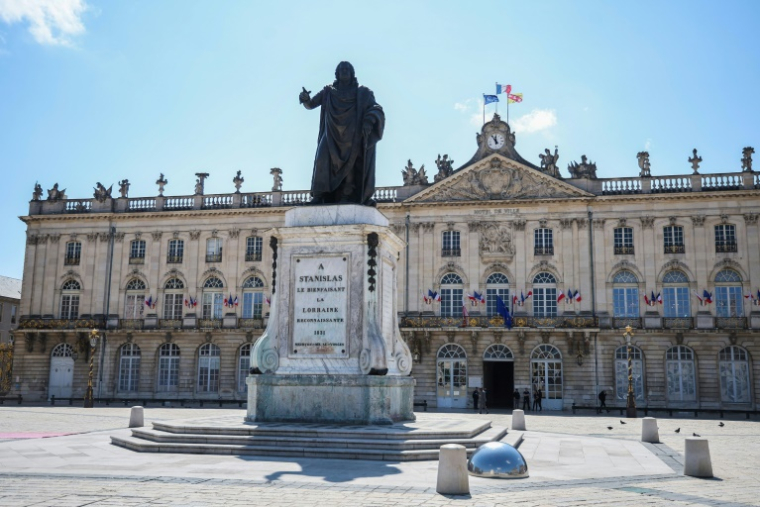 La statue de Stanislas Leszczynski, ancien roi de Pologne, à Nancy où Le président français Emmanuel Macron et le Premier ministre polonais Donald Tusk doivent signer un traité renforçant les liens de défense entre les deux pays, le 9 mai 2025 ( POOL / Christophe PETIT TESSON )