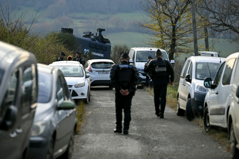 Des gendarmes à proximité d'un rassemblement d'agriculteurs pour empêcher l'abattage d'un troupeau de 200 vaches parmi lesquelles un cas de dermatose nodulaire contagieuse (DNC) a été détecté à Les-Bordes-sur-Arize, le 11 décembre 2025 en Ariège ( AFP / Matthieu RONDEL )