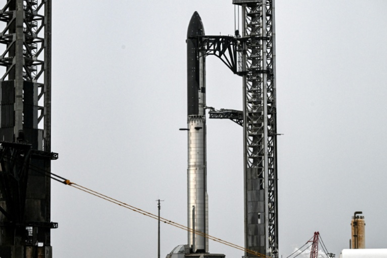 La nouvelle fusée Starship V3 de SpaceX , vue depuis South Padre Island, arrimée à la base spatiale Starbase lors du 12ᵉ vol d'essai, le 21 mai 2026 au Texas ( AFP / RONALDO SCHEMIDT )