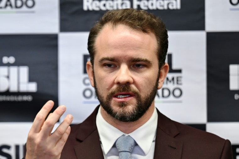 Le ministre brésilien des Finances, Dario Durigan, s'exprime lors de l'annonce d'un accord avec Washington pour combattre le trafic d'armes et de stupéfiant, à Brasilia, le 10 avril ( AFP / Evaristo Sa )