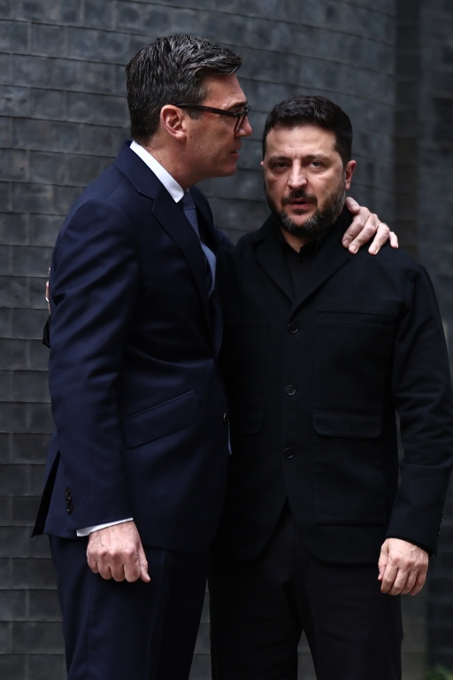 Le Premier ministre britannique Andy Burnham (G) et le président ukrainien Volodymyr Zelensky (D) à Londres le 14 octobre 2026 ( POOL / Henry Nicholls )