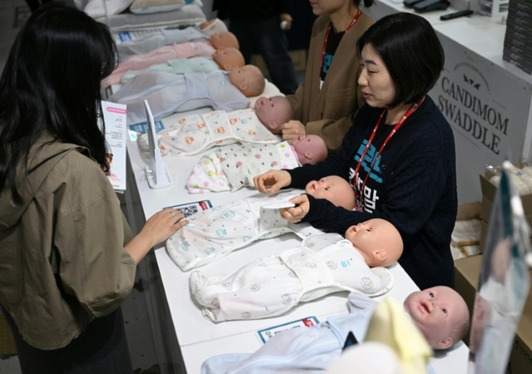 Des visiteurs lors d'un salon de l'enfant, le 30 avril 2026 à Séoul  ( AFP / Jung Yeon-je )