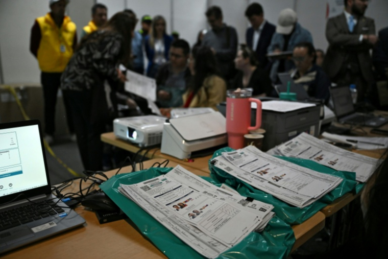 Des délégués du Conseil national électoral (CNE), des membres du bureau du greffier, des avocats et des observateurs participent au dépouillement des votes à Corferias, au lendemain du second tour de l'élection présidentielle, le 22 juin 2026 à Bogota, en Colombie ( AFP / Raul ARBOLEDA )
