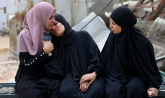 Des Palestiniennes la mort d'un proche tué près d'un centre de distribution d'aide dans la bande de Gaza, le 24 juin 2025 ( AFP / Omar AL-QATTAA )