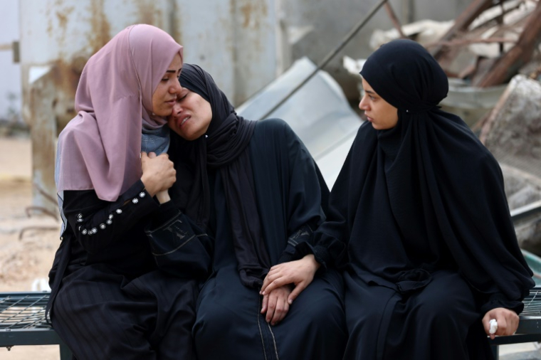 Des Palestiniennes la mort d'un proche tué près d'un centre de distribution d'aide dans la bande de Gaza, le 24 juin 2025 ( AFP / Omar AL-QATTAA )