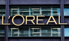 PHOTO DE FICHIER : Logo du Groupe L'Oréal sur le siège de la société à Clichy, près de Paris