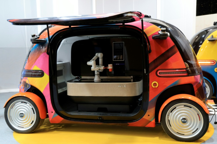 Un véhicule électrique autonome Pix Moving au Salon de l'auto à Paris le 12 octobre 2026 ( AFP / Ludovic MARIN )