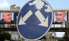 Le candidat centriste au poste de Premier ministre Gadi Eisenkot (g) et l'actuel Premier ministre Benjamin Netanyahu apparaissent sur des écrans installés sur un pont enjambant une rue de Ramat Gan, en Israël, le 20 octobre 2026 ( AFP / Jack GUEZ )