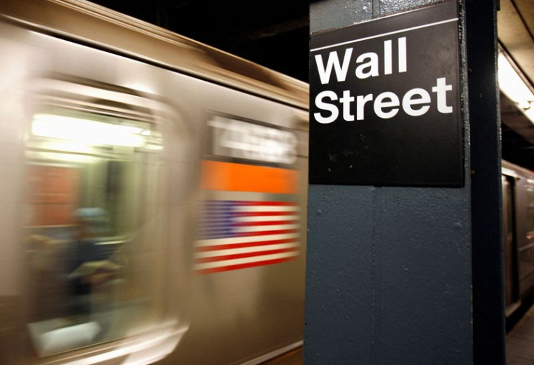 Un panneau d'arrêt de métro de Wall Street est visible à New York