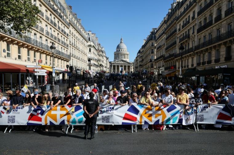 La foule dans l'attente du passage du pape Léon XIV devant le Panthéon, à Paris, le 25 septembre 2026 ( AFP / Kiran RIDLEY )