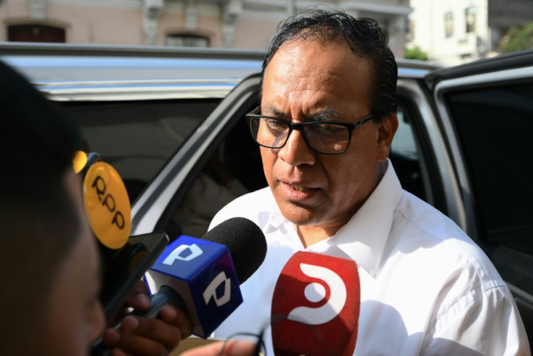 Le candidat à la présidence du Pérou, Roberto Sanchez, du parti Juntos por el Peru, s'adresse à la presse à Lima, le 13 avril 2026 ( AFP / Luis ROBAYO )