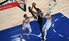 Le basketteur français des San Antonio Spurs Victor Wembanyama tire au panier sous la défense de Landry Shamet et de Josh Hart des New York Knicks, lors du troisième match de la finale de la NBA au Madison Square Garden de New York, le 8 juin 2026 ( AFP / SAUL LOEB )