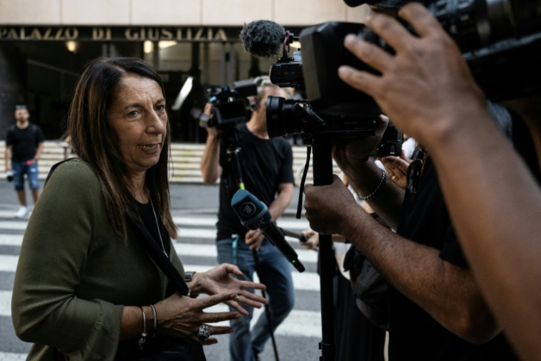 la présidente du comité des victimes, Egle Possetti, s'adresse aux médias le jour du verdict concernant l'effondrement du pont Morandi en 2018, le 16 juillet 2026 à Gênes, en Italie ( AFP / Marco Bertorello )