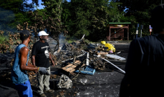 Des manifestants sur un barrage au Gosier, en Guadeloupe, le 23 novembre 2021 ( AFP / Christophe ARCHAMBAULT )
