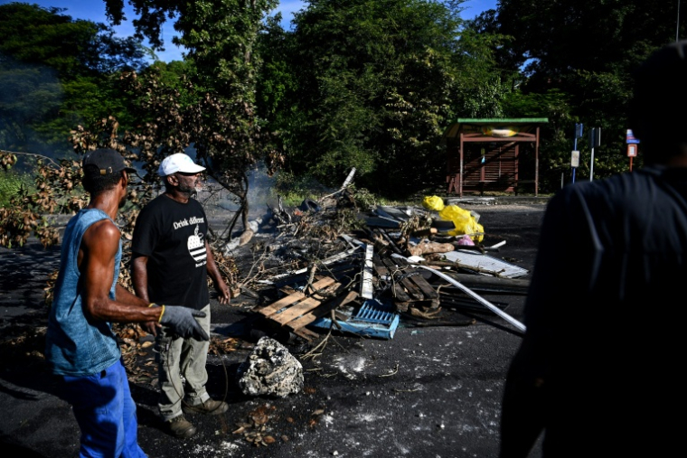 Des manifestants sur un barrage au Gosier, en Guadeloupe, le 23 novembre 2021 ( AFP / Christophe ARCHAMBAULT )