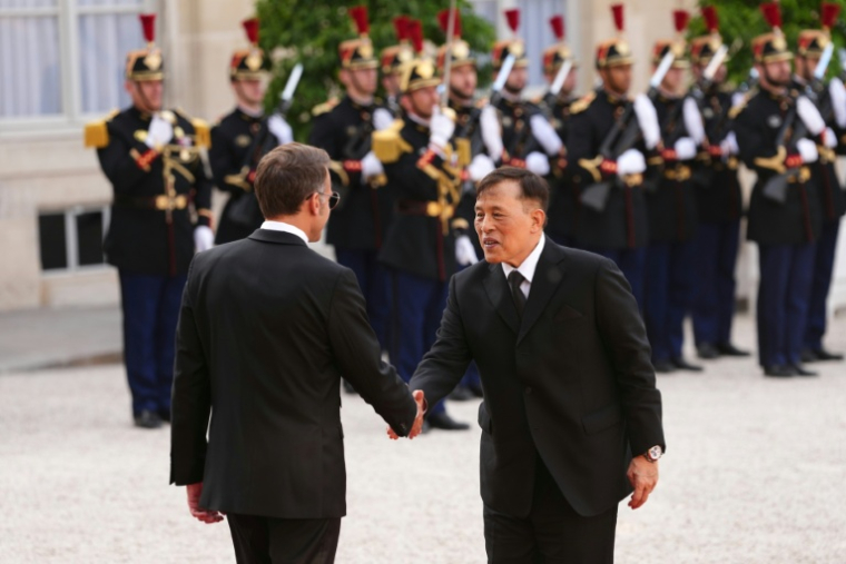 Le président Emmanuel Macron accueille le roi de Thaïlande Maha VAjiralongkorn (d) à l'Elysée, le 29 juin 2026 à Paris ( AFP / Dimitar DILKOFF )