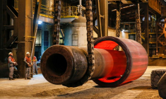 Des ouvriers sont vus dans une fonderie