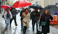 La secrétaire générale de la CGT, Sophie Binet (C), avant une réunion intersyndicale avec le Premier ministre français à l'Hôtel de Matignon à Paris, le 24 septembre 2025 ( AFP / Alain JOCARD )