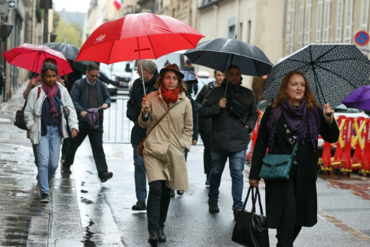 La secrétaire générale de la CGT, Sophie Binet (C), avant une réunion intersyndicale avec le Premier ministre français à l'Hôtel de Matignon à Paris, le 24 septembre 2025 ( AFP / Alain JOCARD )
