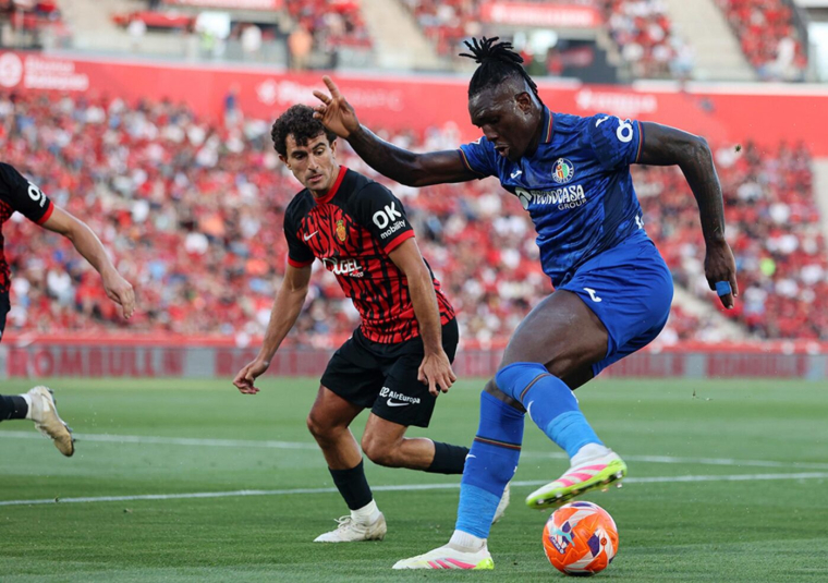 Deux joueurs de deux clubs différents écrivent le même message d'adieux