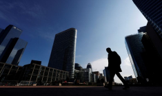 Des personnes marchent sur l'esplanade de La Défense, à l'ouest de Paris