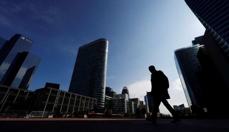Des personnes marchent sur l'esplanade de La Défense, à l'ouest de Paris