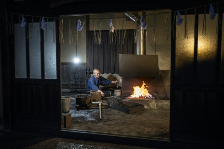 Le forgeron Akihira Kawasaki travaille dans son atelier de Misato, le 9 janvier 2026 au Japon ( AFP / Yuichi YAMAZAKI )