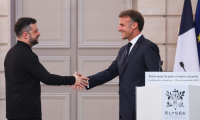 Le président ukrainien Volodymyr Zelensky serre la main du président Emmanuel Macron au palais de l'Élysée, à Paris, le 4 septembre 2025 ( POOL / Ludovic MARIN )