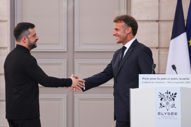 Le président ukrainien Volodymyr Zelensky serre la main du président Emmanuel Macron au palais de l'Élysée, à Paris, le 4 septembre 2025 ( POOL / Ludovic MARIN )
