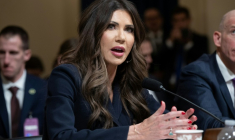 La ministre américaine de la Sécurité intérieure Kristi Noem lors d'une audition devant le Congrès, le 11 décembre 2025. ( AFP / SAUL LOEB )