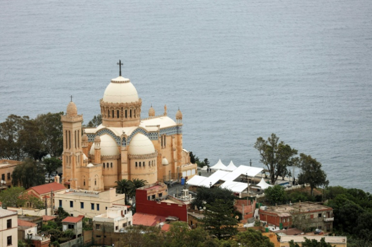 La basilique Notre-Dame d'Afrique surplombe la baie d'Alger, le 12 avril 2026 ( AFP / - )