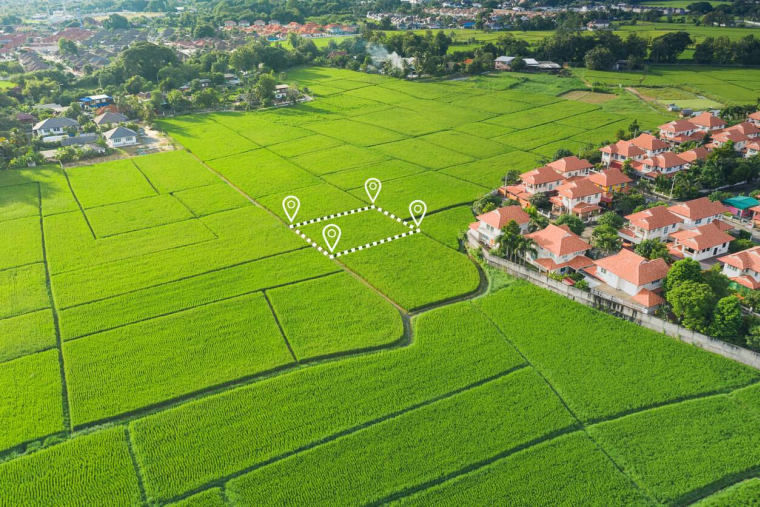 Loi Zéro Artificialisation Nette (ZAN) : quelles conséquences pour les terrains à bâtir ? / iStock.com - RonFullHD